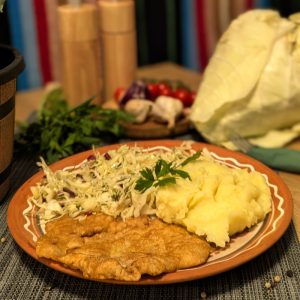 Schnitzel mit Kartoffelpüree und Kohlsalat
