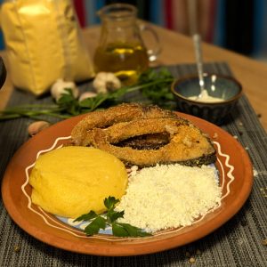 Crap prăjit cu mămăligă