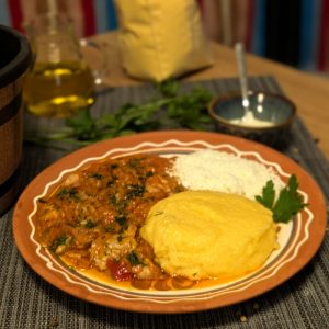 Tocană de pui cu mămăligă