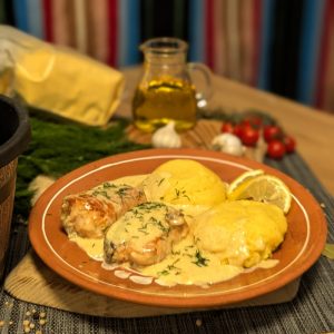 Somon în sos alb cu mămăligă